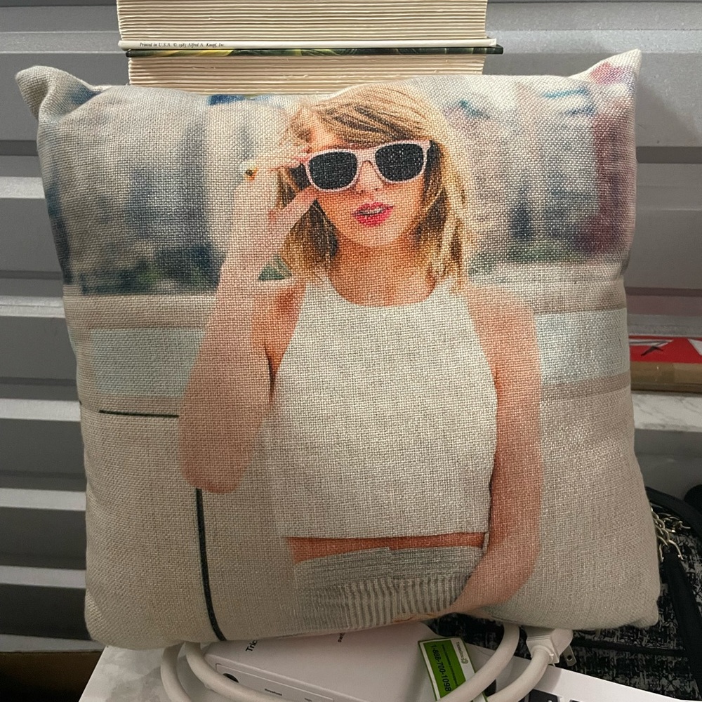 1989 Taylor Swift pillow